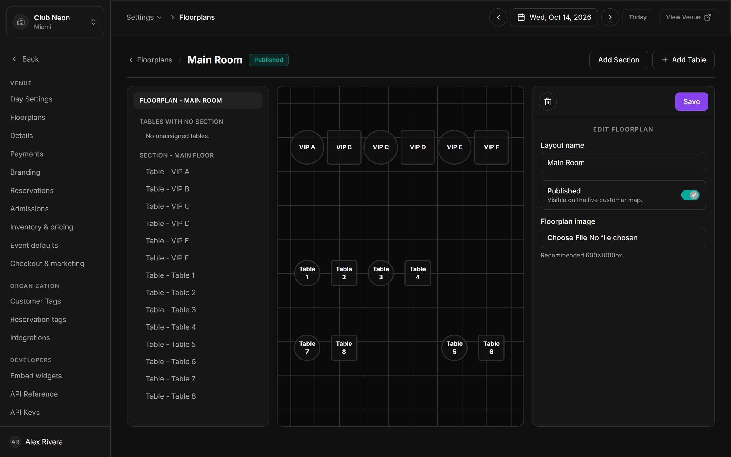 Floor plan editor showing a main room with six VIP tables and eight standard tables arranged on a grid, with the layout settings panel on the right.